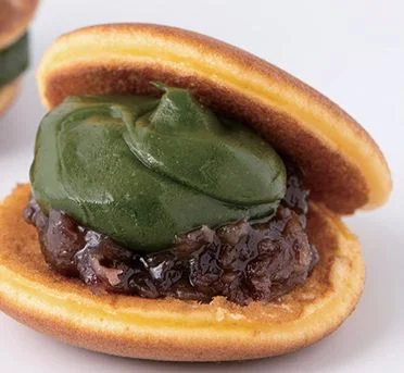 抹茶クリームと小豆あんをはさんだどら焼き風の和菓子