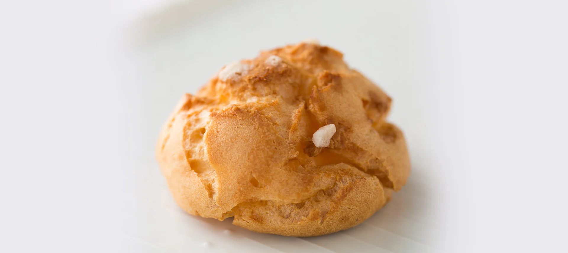 焼き色のついたシュークリームを並べた皿