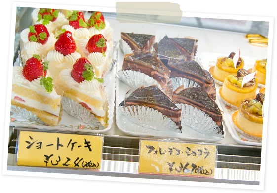 フルーツを飾った丸いデコレーションケーキ