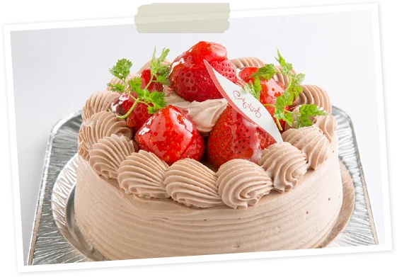 いちごとチョコレートを重ねたケーキ