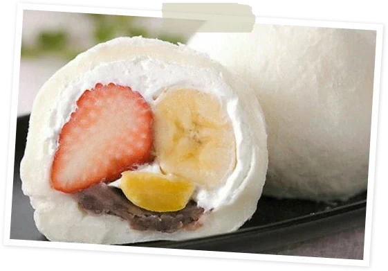生クリーム大福を半分に切りフルーツと小豆あんが見える様子