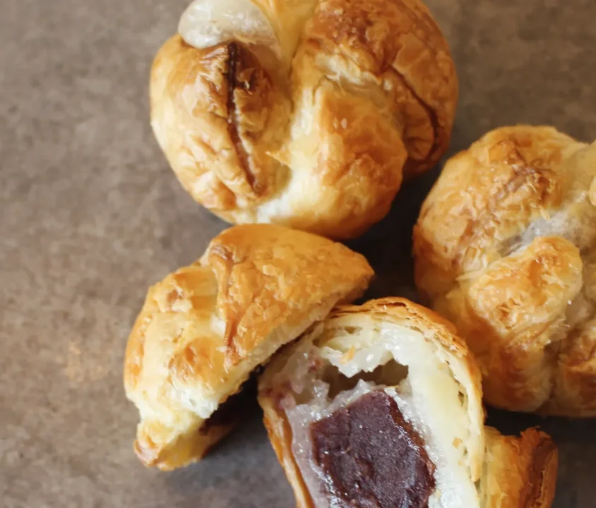 あびによんの店内で焼き菓子を仕上げる様子