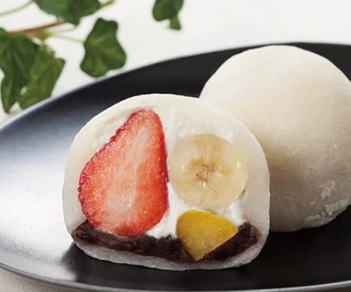 生クリーム大福を半分に切りフルーツと小豆あんが見える様子